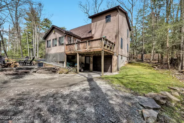 135 Terrace DR, Lakeville, PA 18438