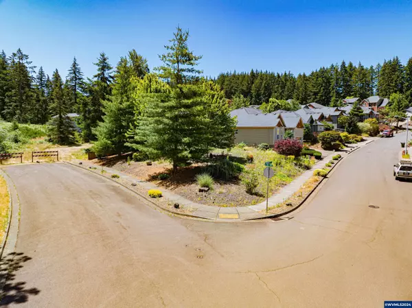 Sweet Home, OR 97386,985 Pinetop St