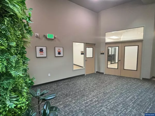 Salem, OR 97301,223 Commercial (160-D) St NE NE