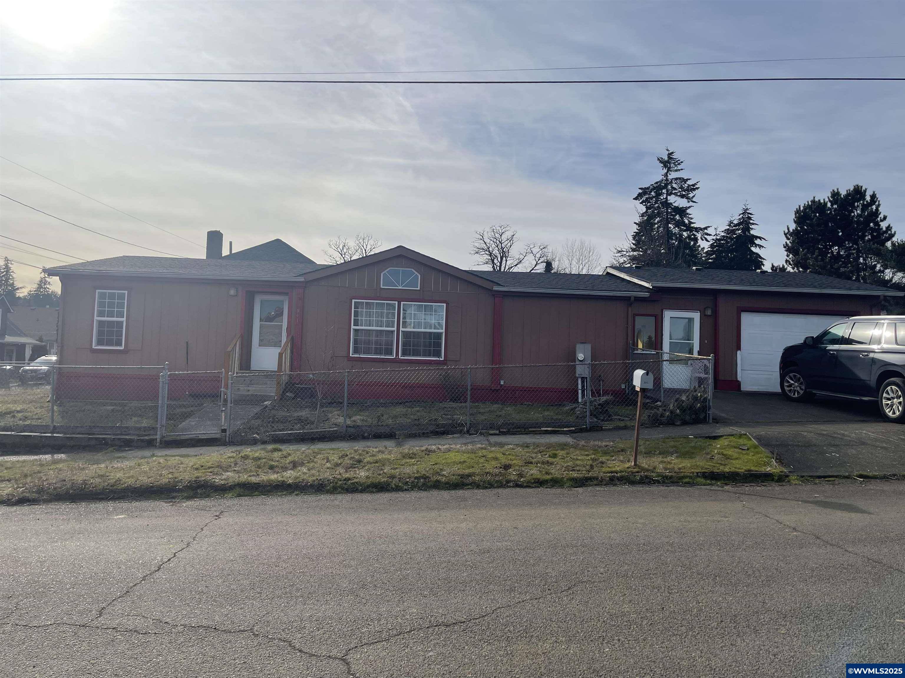 541 C St, Willamina, OR 97396