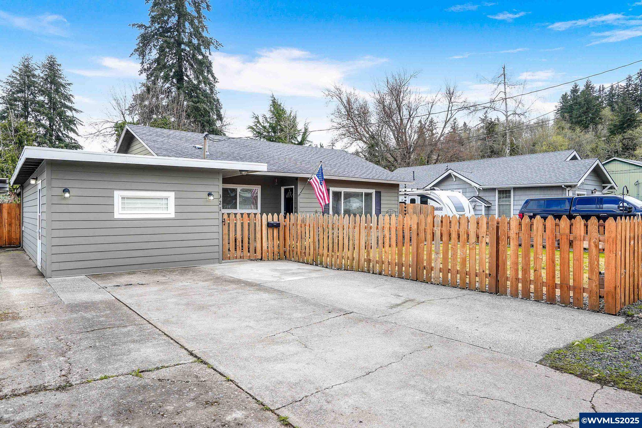 321 Koons St, Silverton, OR 97381