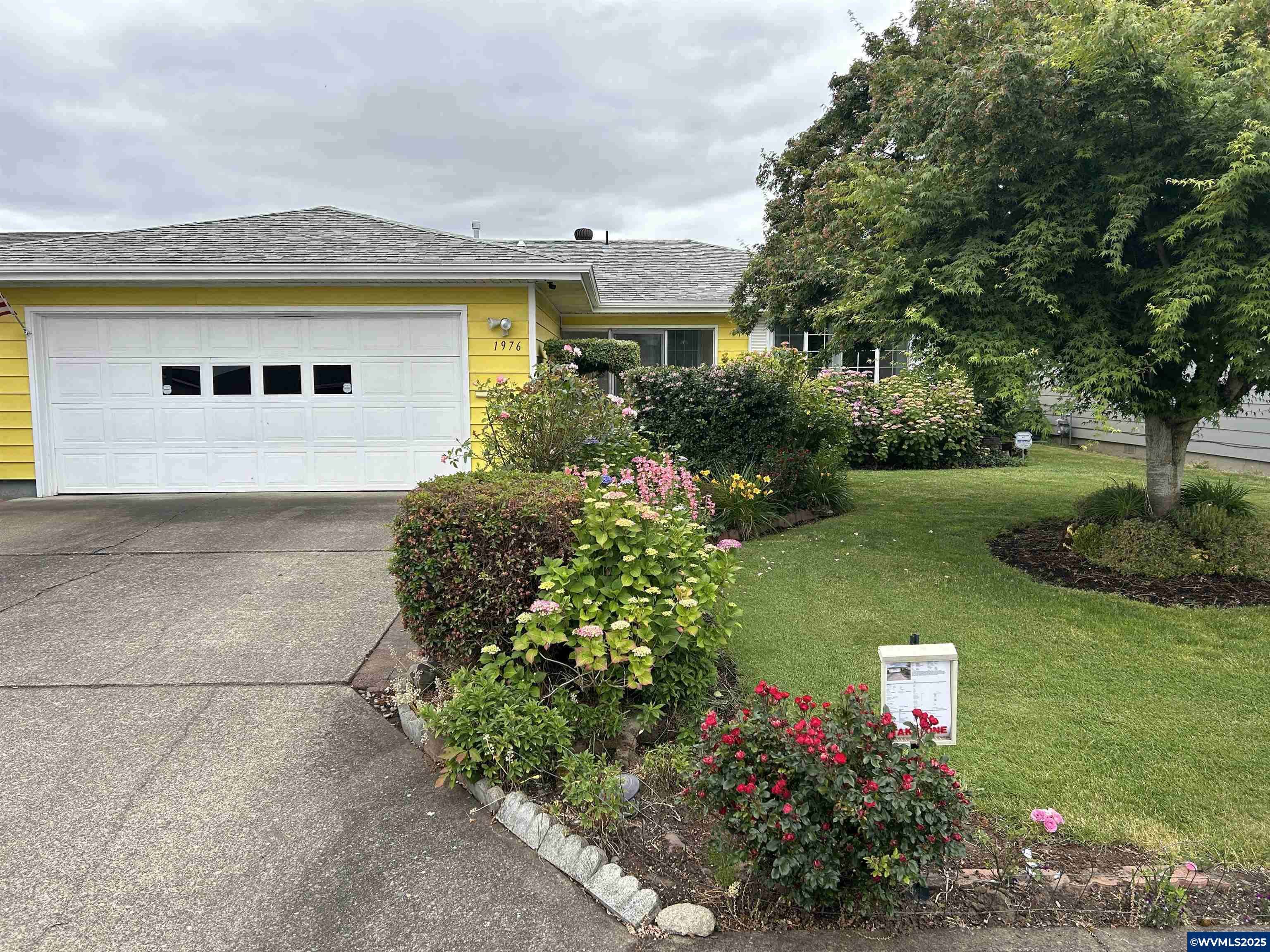 1976 Santiam Dr, Woodburn, OR 97071