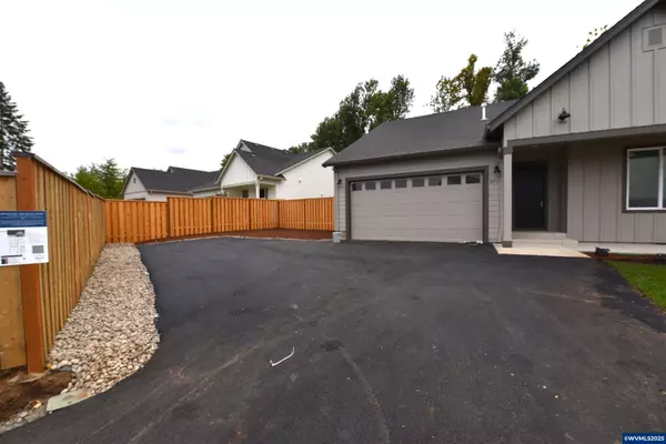 Silverton, OR 97381,871 Oakleaf Wy