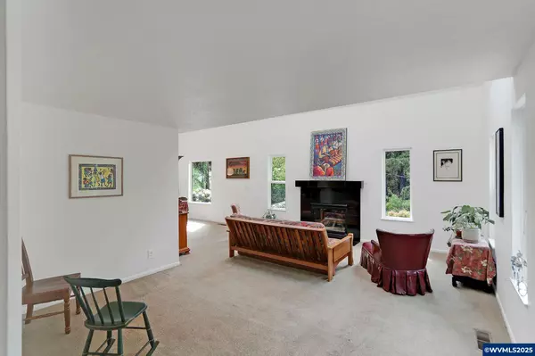 Salem, OR 97302,1946 Roberta Av S S