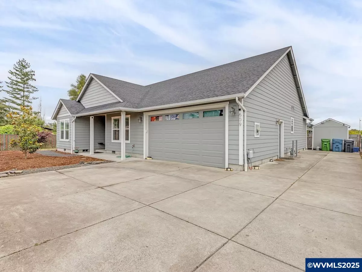 Silverton, OR 97381,609 Lincoln St