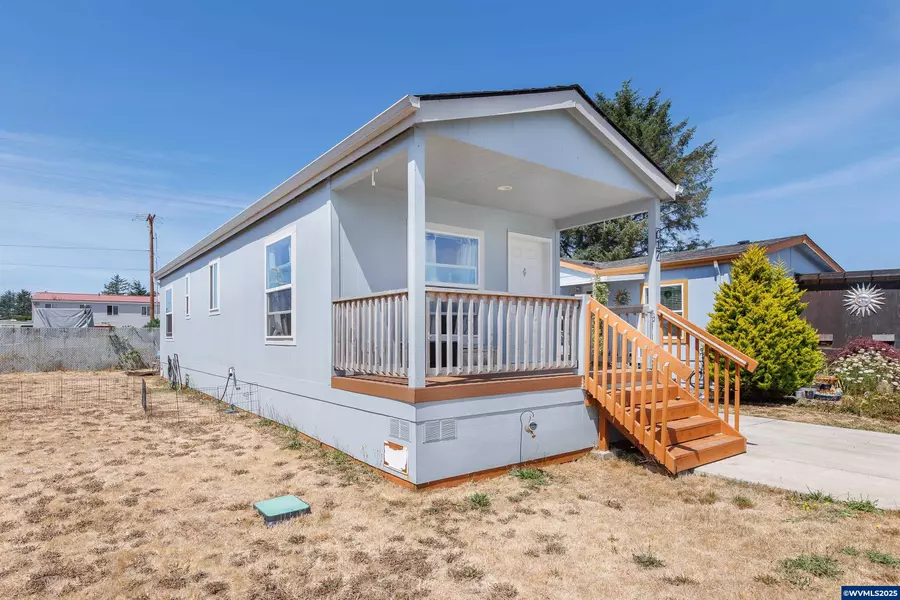 955 Mill St, Waldport, OR 97394