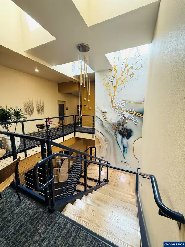 Salem, OR 97301,223 Commercial (#205) St NE NE