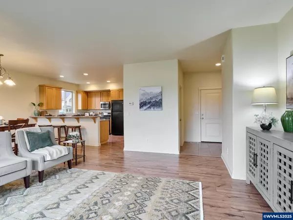 Silverton, OR 97381,990 Sage St