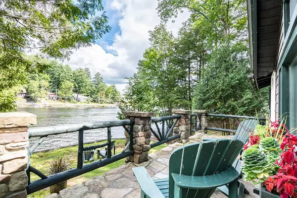 7 Harbor Hill LN, Saranac Lake, NY 12983