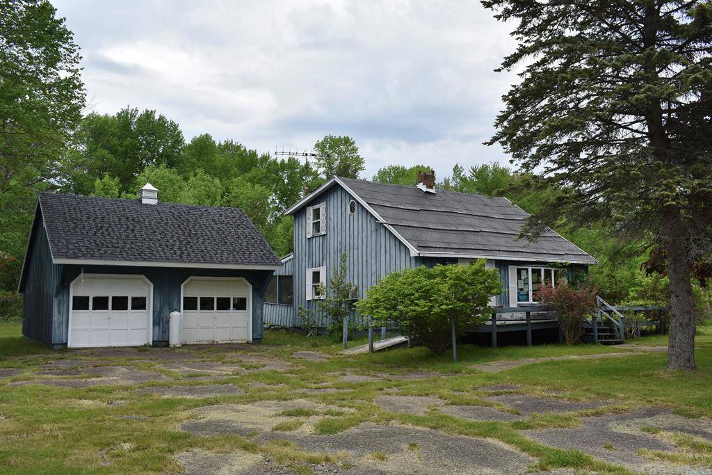 15 Hilton TER, Willsboro, NY 12996