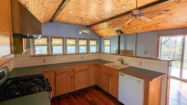 Willsboro, NY 12996,635 Point RD