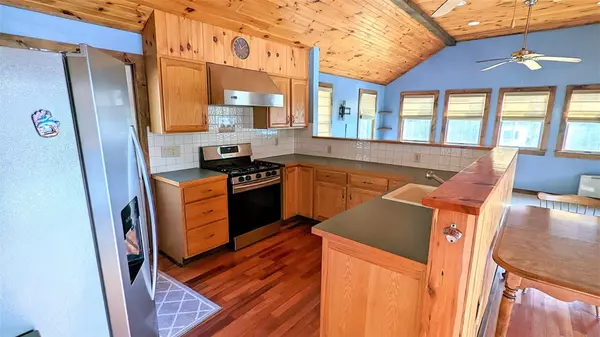 Willsboro, NY 12996,635 Point RD