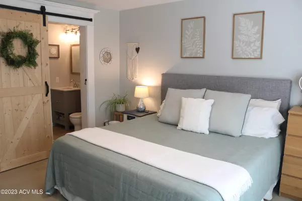 Saranac Lake, NY 12983,20 Rockledge LN