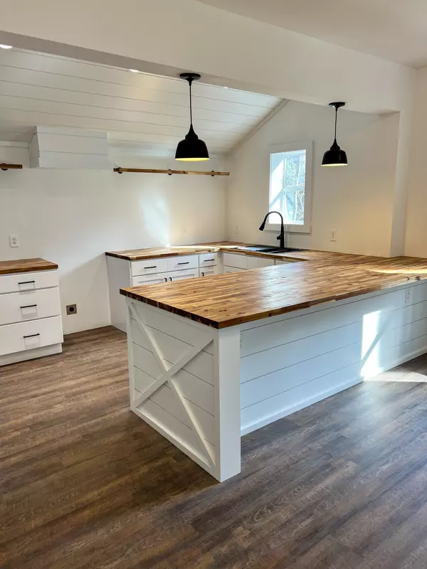 Saranac Lake, NY 12983,12 James ST