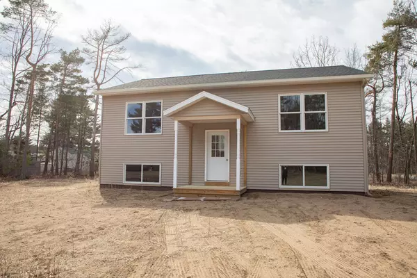 7 Marsha DR, Keeseville, NY 12944