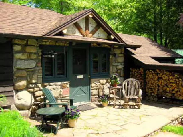 10 Chipmunk LN, Lake Placid, NY 12946