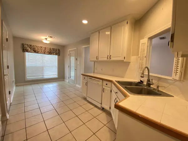 Hattiesburg, MS 39402,28 Stones Throw