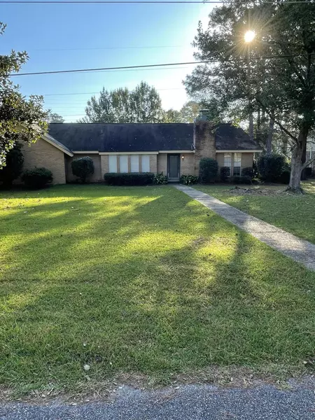 612 Southeast Cir., Hattiesburg, MS 39402