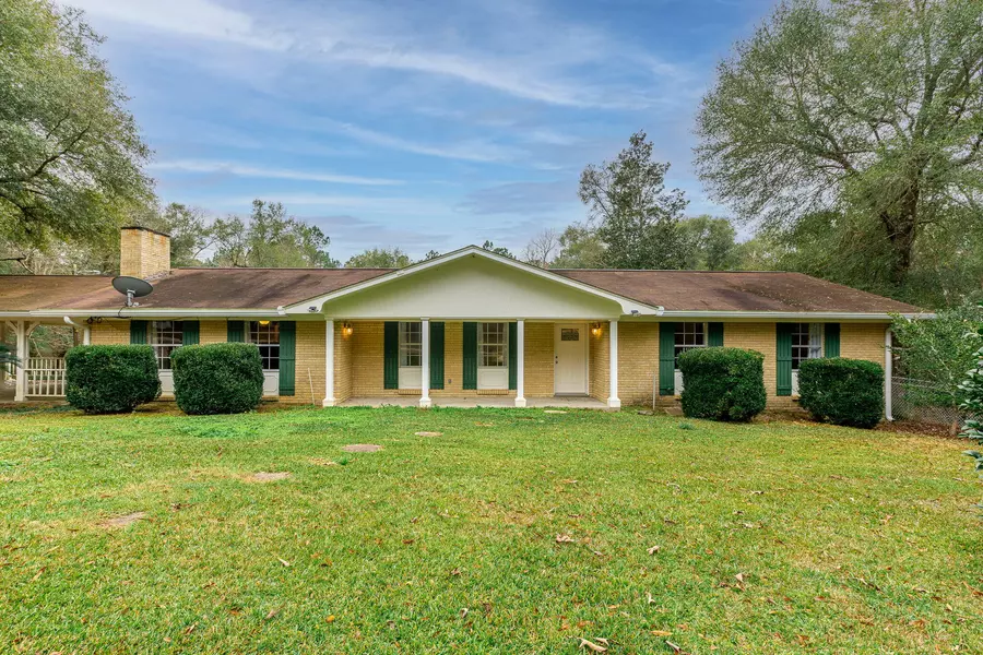 87 Rock Hill Cir., Prentiss, MS 39474