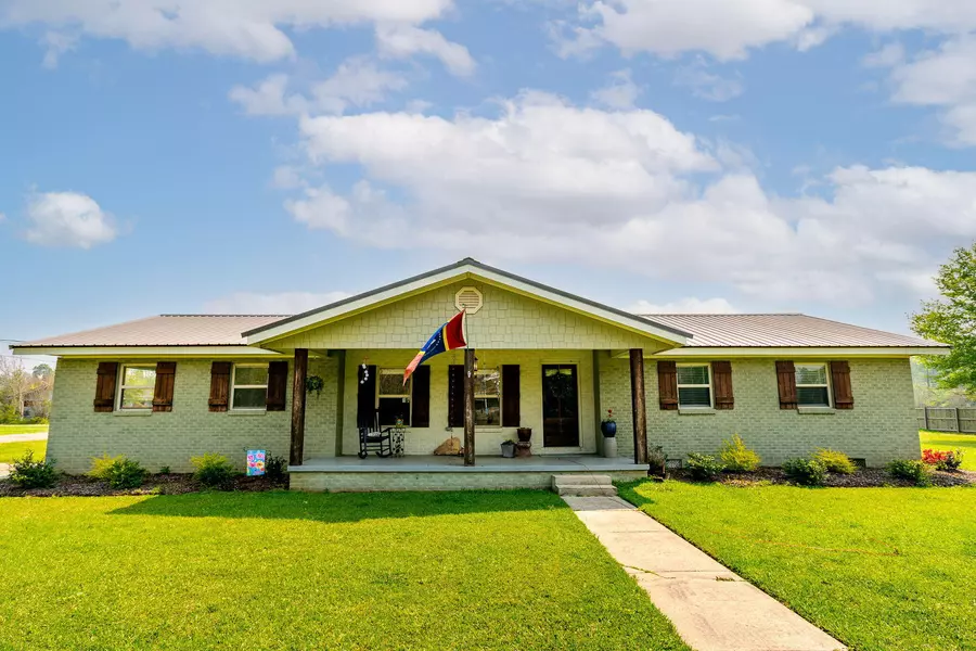 301 Clarendon Ave., Petal, MS 39465