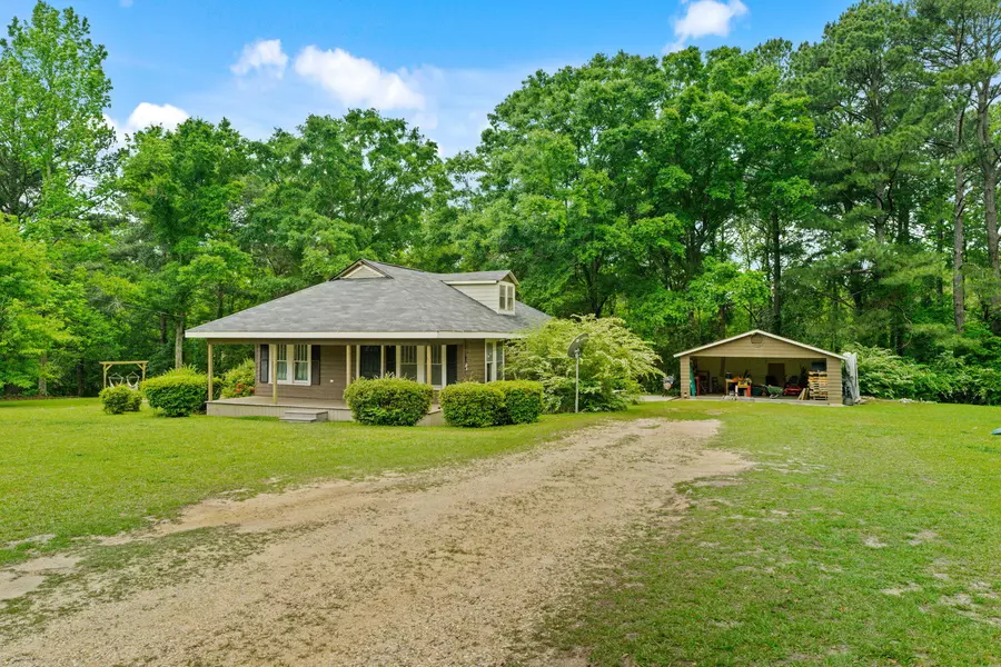 114 Country Cir., Ellisville, MS 39437