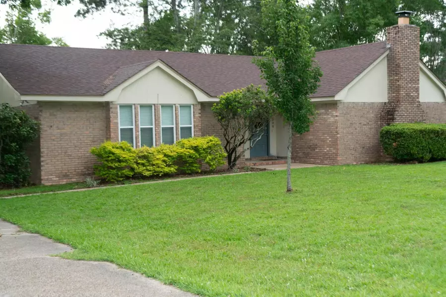 608 Southeast Cir., Hattiesburg, MS 39402