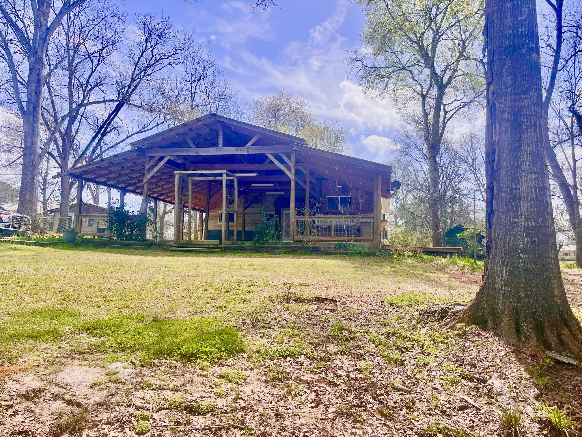 17 B St., Bay Springs, MS 39422