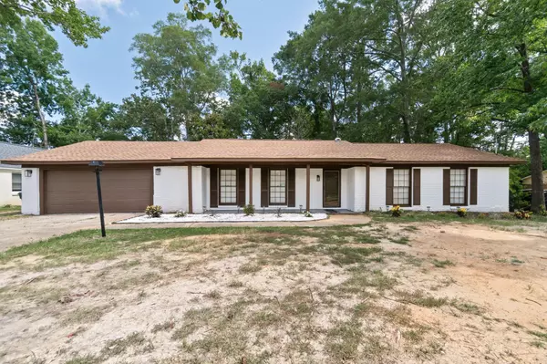 205 Mandalay Dr., Hattiesburg, MS 39402