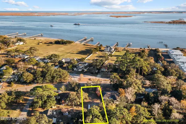 717 E Moore ST, Southport, NC 28461