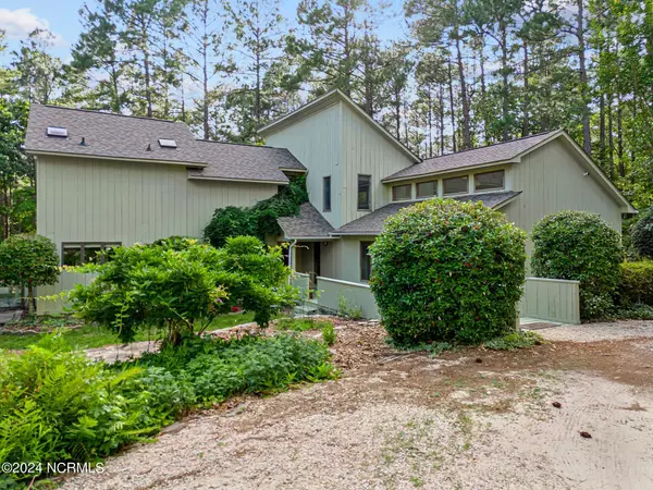 1520 E Hedgelawn WAY,  Southern Pines,  NC 28387