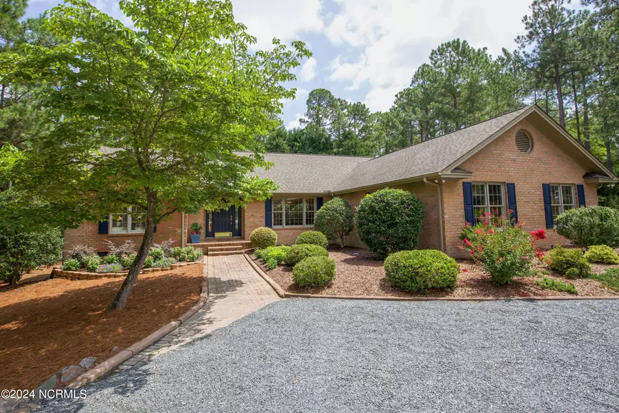 38 Glasgow DR, Pinehurst, NC 28374