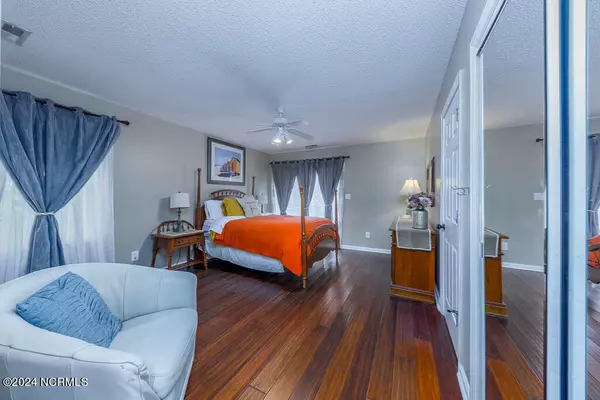 Emerald Isle, NC 28594,412 Holly ST
