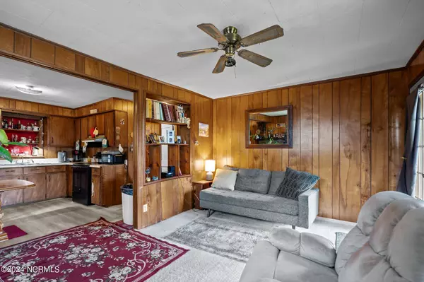 Rose Hill, NC 28458,308 S Oak ST