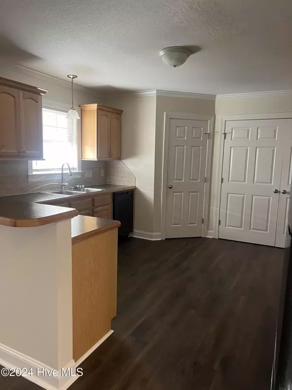 Winterville, NC 28590,305 S Pointe DR #B