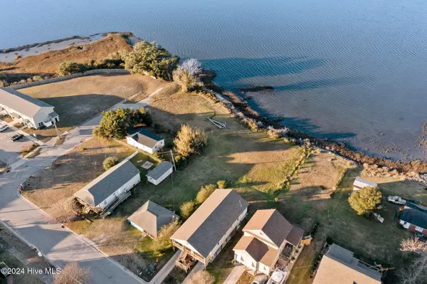 1206 1/2 Avery St, Morehead City, NC 28557