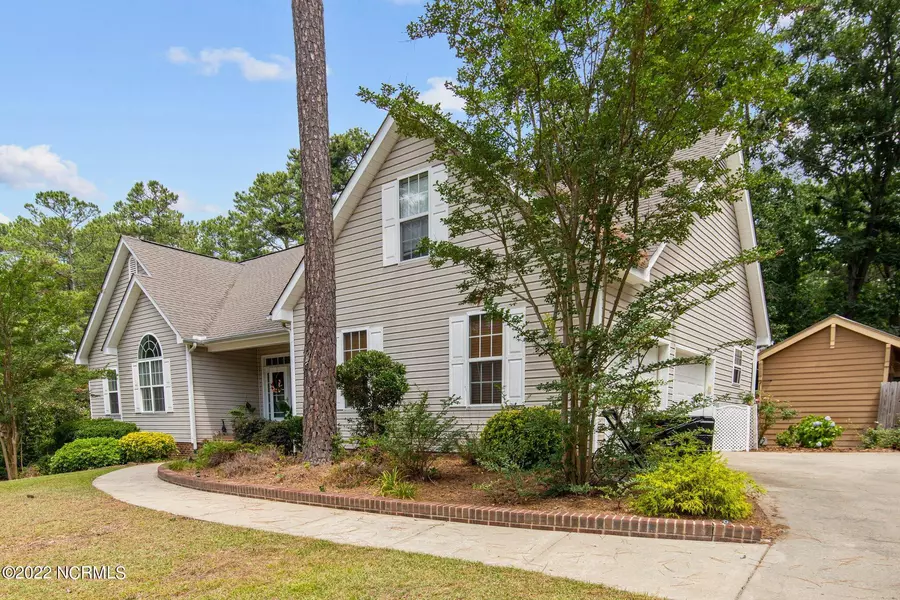 255 W Hedgelawn WAY, Southern Pines, NC 28387