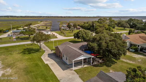 428 Bayview DR, Harkers Island, NC 28531