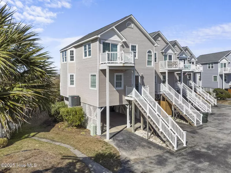 105 Calinda Cay CT, North Topsail Beach, NC 28460