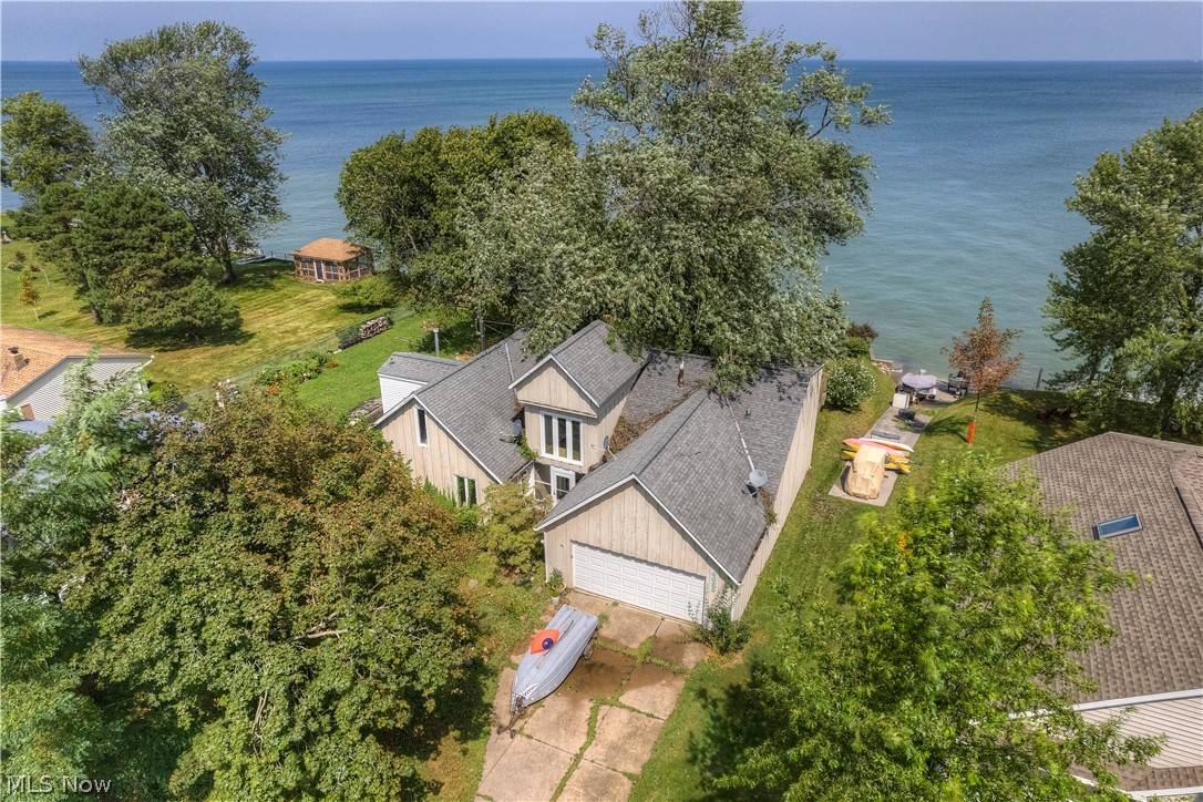 4625 Edgewater DR, Sheffield, OH 44054