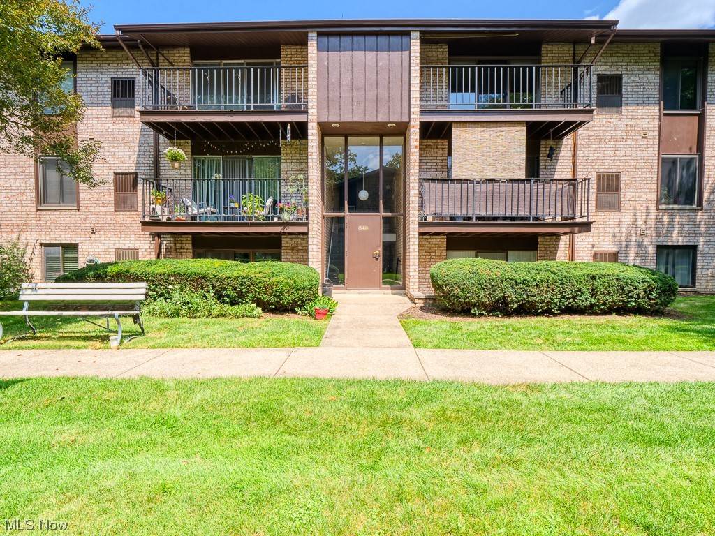 16410 Heather LN #T301, Middleburg Heights, OH 44130