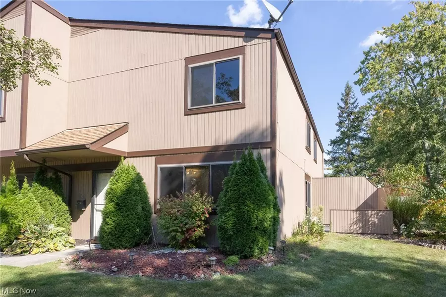 26678 Lake Of The Falls BLVD, Olmsted Falls, OH 44138