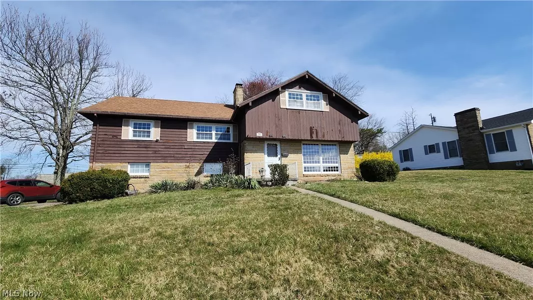 300 Johnet DR, St. Clairsville, OH 43950