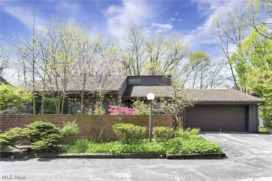 1066 Canyon View RD, Northfield, OH 44067