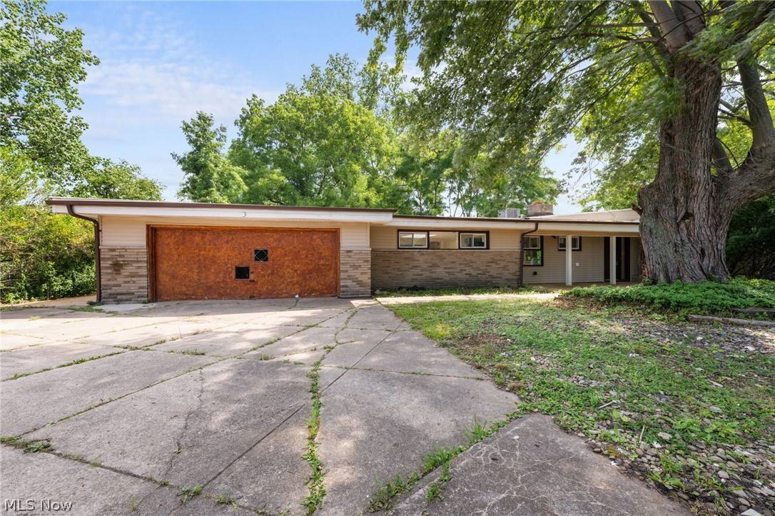 7461 N Linden LN, Parma, OH 44130