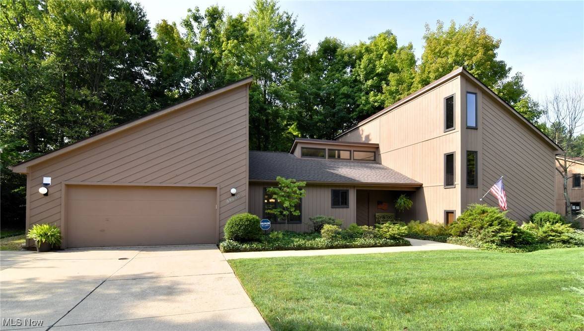32680 N Burr Oak DR, Solon, OH 44139