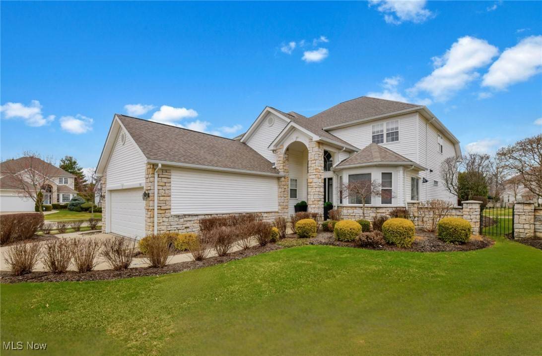 381 W Glengary CIR, Highland Heights, OH 44143
