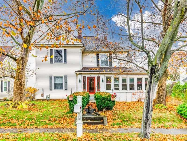 317 W Maple ST, Hartville, OH 44632