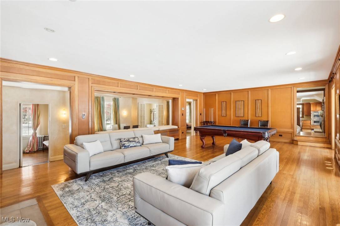 Cleveland Heights, OH 44121,1688 Oakwood DR