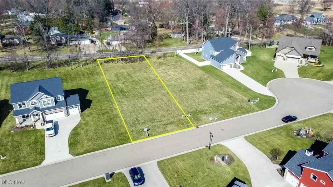 VL Shadow Ridge CIR NW, North Canton, OH 44720