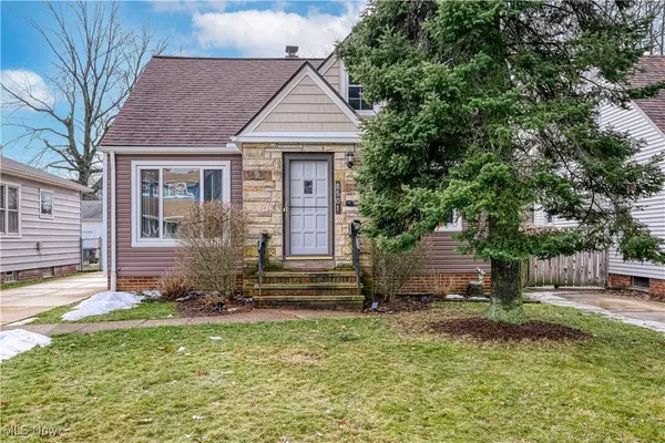 8501 Pinegrove AVE,  Parma,  OH 44129